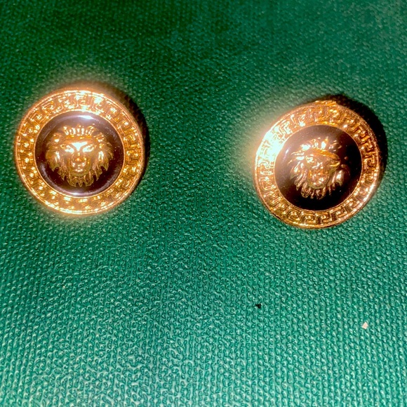 Gold and black lion earrings - Picture 1 of 6